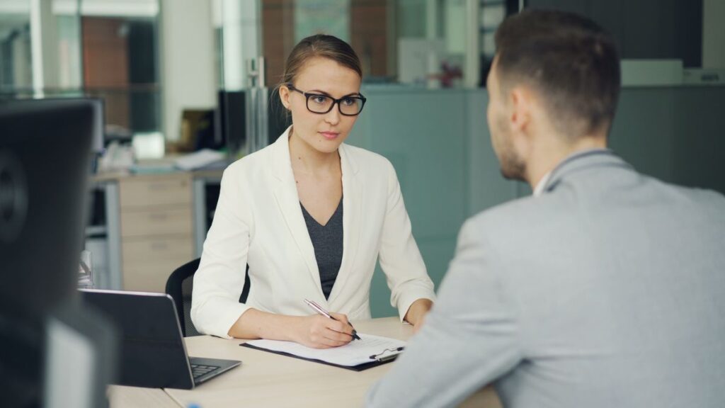Análisis confidencial de un caso empresarial entre dos profesionales